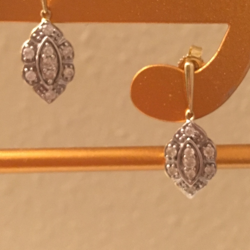Very beautiful ellagant earrings